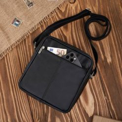 Skórzana torba męska na ramię czarna listonoszka męska do pracy ABR-21. Czarne torby na ramię męskie bez wzorów, ze skóry, biznesowe, do ręki. Za 159.00 zł.