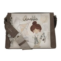 Torebka damska Anekke, na ramię z dekoracyjnym nadrukiem i metalowym logo zapinana na zamek z szerokim regulowanym paskiem oraz ozdobnym brelokiem, b. Brązowe plecaki damskie Anekke, bez wzorów, biznesowe. Za 339.00 zł.