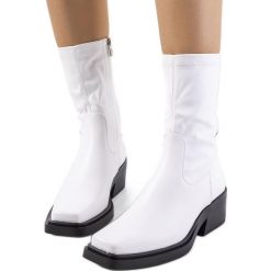 Białe botki na obcasie Marisa. Białe botki damskie na jesień, ze skóry ekologicznej, bez obcasa, na obcasie, bez zapięcia. Za 95.05 zł.