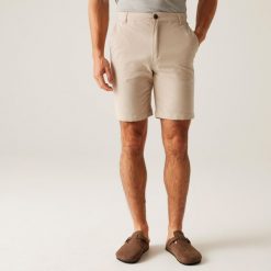 Szorty bermudzkie Regatta Sabastal. Białe krótkie spodenki sportowe męskie Regatta, bez wzorów, trekkingowe. W wyprzedaży za 147.00 zł.