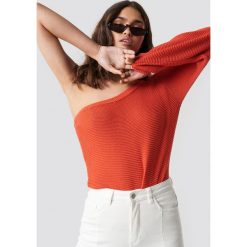 NA-KD Sweter na jedno ramię - Red. Swetry damskie marki NA-KD. Za 80.95 zł.