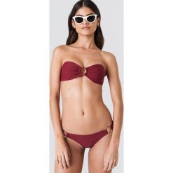 J&K Swim X NA-KD Dół bikini z okrągłym detalem - Red. Czerwone bikini damskie J&K Swim X NA-KD. W wyprzedaży za 26.48 zł.
