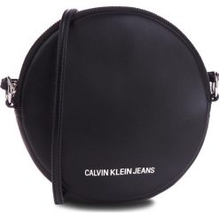 Torebka CALVIN KLEIN JEANS - Passenger Circle Bag K40K400722 001. Czarne listonoszki damskie Calvin Klein, ze skóry ekologicznej. Za 349.00 zł.