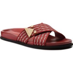 Klapki EMPORIO ARMANI - X3U062 XL225 B830 Bordeaux/Grigio. Czerwone klapki damskie Emporio Armani, z materiału. W wyprzedaży za 499.00 zł.