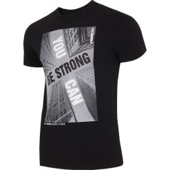 T-shirt męski TSM022 - głęboka czerń. Czarne t-shirty męskie 4f, na lato, z nadrukiem, z bawełny. W wyprzedaży za 49.99 zł.