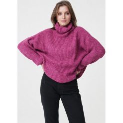 Fioletowy Golf Out Of This World. Fioletowe swetry damskie Born2be, na zimę, bez wzorów, z materiału, bez kołnierzyka, bez ramiączek, długie, bez kaptura. Za 119.99 zł.