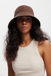 KAPELUSZ BUCKET RETRO BRĄZOWY One size - Flawless. Brązowe czapki i kapelusze damskie Flawless, na lato, bez wzorów, eleganckie. Za 210.00 zł.