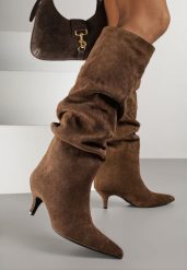 Brązowe Kozaki na Kaczuszce z Marszczoną Cholewką Alavitte. Brązowe kozaki damskie Renee, bez obcasa, na obcasie. Za 159.99 zł.