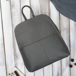 Plecaczek damski skórzany szary mały plecak miejski Abruzzo ABR-38-GR. Szare plecaki damskie bez wzorów, ze skóry, klasyczne. Za 152.15 zł.