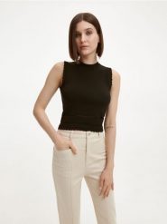 Dzianinowa bluzka - czarny. Czarne bluzki damskie Reserved, l, bez wzorów, z dzianiny, bez kołnierzyka, bez ramiączek. W wyprzedaży za 39.99 zł.