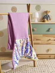 Koc syreni ogon - fioletowy. Fioletowe kocyki dla dzieci Sinsay. Za 49.99 zł.