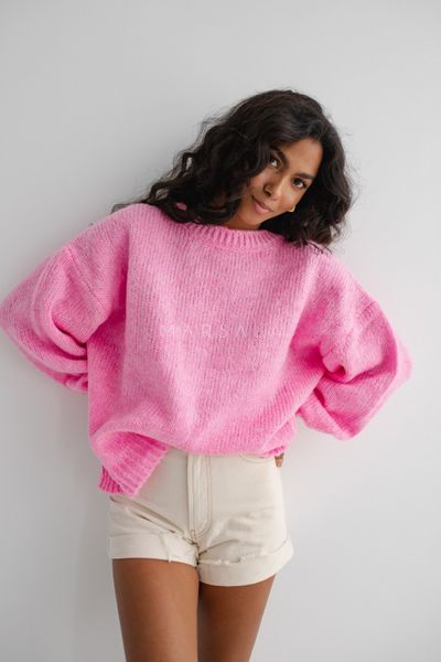 Sweter oversize z bufiastym rękawem NEON PINK - RIVERO-UNI. Różowe swetry damskie Marsala, na lato, bez wzorów, z wełny, bez kołnierzyka, bez ramiączek, bez kaptura. Za 249.90 zł.