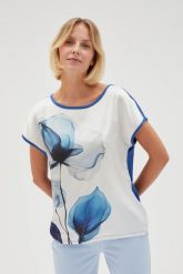 Bluzka z nadrukiem błękitna. Niebieskie bluzki damskie MOODO, l, bez wzorów, z elastanu, bez kołnierzyka, bez ramiączek. W wyprzedaży za 49.99 zł.