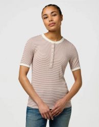 DAMSKA KOSZULKA WRANGLER FEMME KNIT HENLEY COGNAC 112370741. Brązowe t-shirty damskie Wrangler, xl, bez wzorów, bez kołnierzyka. Za 89.99 zł.