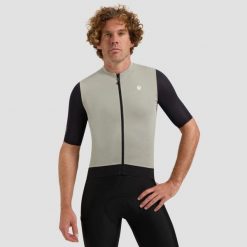 Koszulka kolarska męska Rogelli Distance II. Brązowe buty sportowe męskie Rogelli, bez zapięcia, rowerowe. Za 286.00 zł.