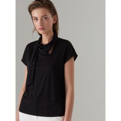 Bluzka z szalem - Czarny. Czarne bluzki damskie Mohito, l, bez wzorów, bez kołnierzyka, bez ramiączek. W wyprzedaży za 19.99 zł.
