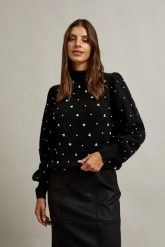 Sweter ozdobiony koralikami czarny. Czarne swetry damskie MOODO, l, bez wzorów, z elastanu, bez kołnierzyka, bez ramiączek, bez kaptura. W wyprzedaży za 47.99 zł.