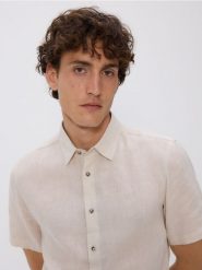 Lniana koszula slim fit - beżowy. Brązowe koszule męskie Reserved, l, bez wzorów, z tkaniny, bez kołnierzyka, bez ramiączek. W wyprzedaży za 119.99 zł.