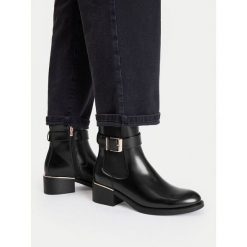 Botki MEXX. Czarne botki damskie Mexx, bez obcasa, na płaskiej podeszwie, bez zapięcia. Za 249.99 zł.