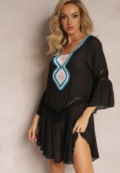 Czarna Luźna Sukienka Mini Narzutka z Szydełkowym Zdobieniem Elvin. Czarne sukienki damskie Renee, z aplikacjami, eleganckie, bez kołnierzyka, bez ramiączek, mini. Za 39.99 zł.