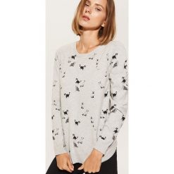 Sweter z nadrukiem all over - Jasny szar. Swetry damskie marki House. Za 59.99 zł.