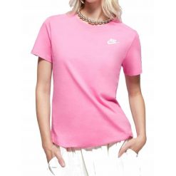 Koszulka Damska Nike Różowa Bawełniana T-Shirt Sportowa. Czerwone koszulki sportowe damskie Nike, bez wzorów, z bawełny, bez kołnierzyka, bez ramiączek. Za 119.00 zł.