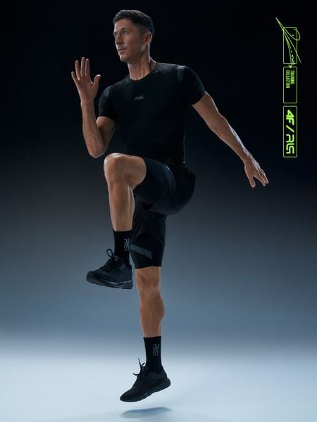 4F Krótkie legginsy treningowe kompresyjne męskie 4F x Robert Lewandowski L. Czarne legginsy sportowe męskie 4f, l, bez wzorów, krótkie, na fitness i siłownię. W wyprzedaży za 129.99 zł.