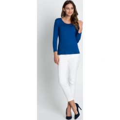 Niebieska klasyczna bluzka BIALCON. Niebieskie bluzki damskie BIALCON, z materiału, eleganckie, z klasycznym kołnierzykiem. W wyprzedaży za 48.00 zł.