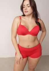 Czerwone Bikini z Ozdobnym Marszczeniem Biustonosz i Majtki Typu Bokserki Peiria. Czerwone bikini damskie Born2be, uniwersalny, bez wzorów. Za 99.99 zł.