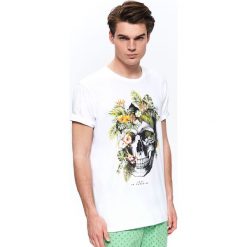 T-SHIRT Z NADRUKIEM. Białe t-shirty męskie TOP SECRET, na jesień, l, bez wzorów, z bawełny, bez kołnierzyka. W wyprzedaży za 14.99 zł.