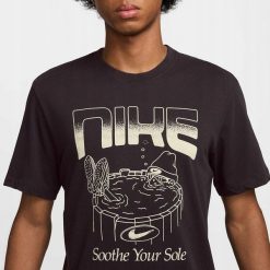 T-Shirt Nike Sportswear graphics HQ9264-045. T-shirty męskie Nike, m, bez wzorów, bez kołnierzyka. Za 117.49 zł.