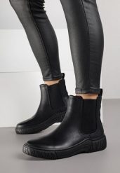 Czarne Botki Sztyblety na Ozdobnie Żłobionej Podeszwie Ezisane. Czarne botki damskie Born2be, z jeansu, eleganckie, bez obcasa, na płaskiej podeszwie, bez zapięcia. Za 129.99 zł.