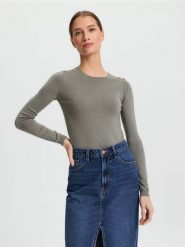 Wiskozowy sweter - zielony. Zielone swetry damskie Sinsay, l, bez wzorów, z wiskozy, bez kołnierzyka, bez ramiączek, bez kaptura. W wyprzedaży za 11.99 zł.