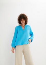 Bluzka muślinowa oversize. Niebieskie bluzki damskie bonprix, bez wzorów, bez kołnierzyka, bez ramiączek. Za 79.99 zł.