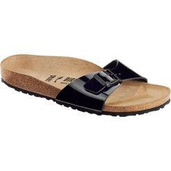 Klapki damskie Birkenstock 040303. Czarne klapki damskie Birkenstock, bez wzorów, z materiału, młodzieżowe, bez obcasa. Za 406.65 zł.