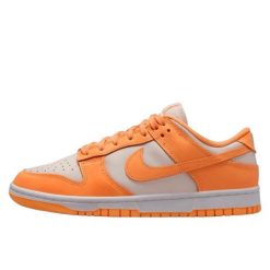 Buty do chodzenia dla dorosłych Nike Dunk Low Peach Cream. Brązowe obuwie sportowe damskie Nike, bez wzorów, trekkingowe. Za 339.90 zł.