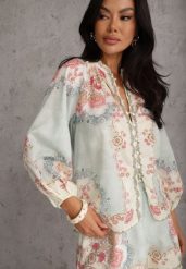 Zielona Koszula ze Stójką w Kwiatowy Print Dorirecea. Zielone bluzki damskie Renee, l, z aplikacjami, z jeansu, casualowe, bez kołnierzyka, bez ramiączek. Za 159.99 zł.