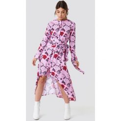 NA-KD Trend Asymetryczna sukienka z wiązaniem - Pink,Multicolor. Różowe sukienki damskie NA-KD Trend, z poliesteru, z asymetrycznym kołnierzem, z długim rękawem. Za 202.95 zł.