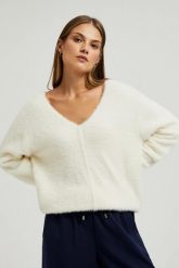 Sweter z dekoltem w serek i długimi rękawami ecru. Swetry damskie MOODO, l, bez wzorów, z poliamidu, bez kołnierzyka, bez ramiączek, długie, bez kaptura. W wyprzedaży za 41.99 zł.