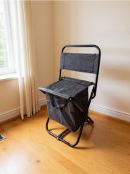 Składane krzesło turystyczne z wbudowaną torbą na zamek - czarny. Czarne torby i plecaki dziecięce Sinsay. W wyprzedaży za 27.99 zł.