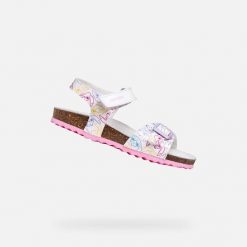 Sandały GEOX J ADRIEL GIRL Biały. Białe sandały damskie Geox, bez wzorów, z syntetyku, bez obcasa, bez zapięcia. Za 224.99 zł.