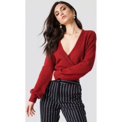 NA-KD Trend Sweter z kopertowym dekoltem - Red. Czerwone swetry damskie NA-KD Trend, z kopertowym dekoltem. Za 121.95 zł.