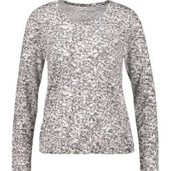 Koszulka w kolorze biało-szarym. Białe t-shirty damskie Gerry Weber, z okrągłym kołnierzem. W wyprzedaży za 65.95 zł.