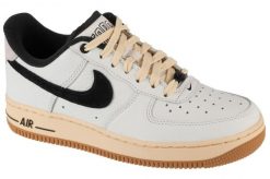Buty sportowe Sneakersy damskie, Wmns Air Force 1 07. Białe obuwie sportowe damskie Nike, bez wzorów, z materiału, trekkingowe. Za 499.99 zł.