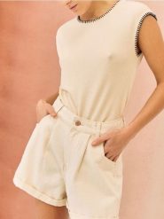 Szorty jeansowe mom high waist z zakładkami - beżowy. Brązowe szorty damskie Sinsay, bez wzorów, z jeansu, z podwyższonym stanem. Za 59.99 zł.