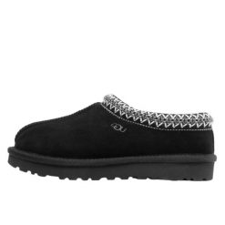 Buty do chodzenia dla dorosłych UGG Tasman Slipper Black. Czarne klapki damskie UGG, bez wzorów, bez obcasa. Za 1,328.31 zł.