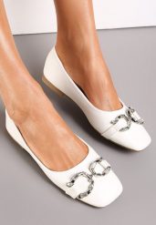Białe Wsuwane Balerinki z Metalową Ozdobą i Kwadratowym Noskiem Vanle. Białe baleriny damskie Renee, z aplikacjami, ze skóry ekologicznej, eleganckie, bez obcasa, na płaskiej podeszwie. Za 39.99 zł.
