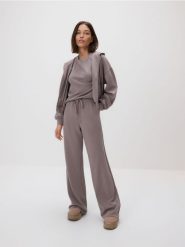 Spodnie dresowe long leg - brązowy. Brązowe spodnie dresowe damskie Reserved, l, bez wzorów, z dresówki. Za 119.99 zł.