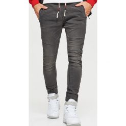 Jeansy SLIM JOGGER - Szary. Szare jeansy męskie Cropp. Za 139.99 zł.