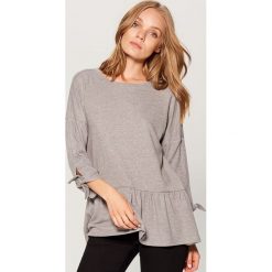Dzianinowy sweter z falbaną - Szary. Szare swetry damskie Mohito, z dzianiny. W wyprzedaży za 59.99 zł.